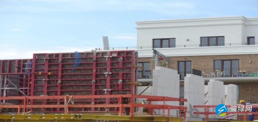 德国法兰克福“欧洲街区”多层住宅建设工地，墙体采用混凝土构造柱结合人造石灰砂岩砖等大尺寸砌块